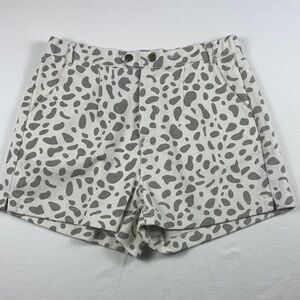 Entro Womens Animal Print Shorts Small NWOT Pockets Zip Snap Close Elastic Back